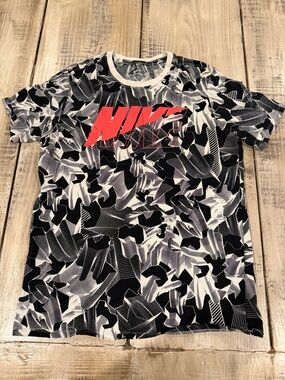 Nike Men’s Black & White Abstract Graphic Tee with Red Logo